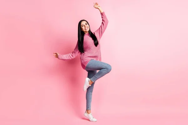 Retrato fotográfico completo de la bailarina de pie sobre una pierna aislada sobre fondo de color rosa pastel —  Fotos de Stock