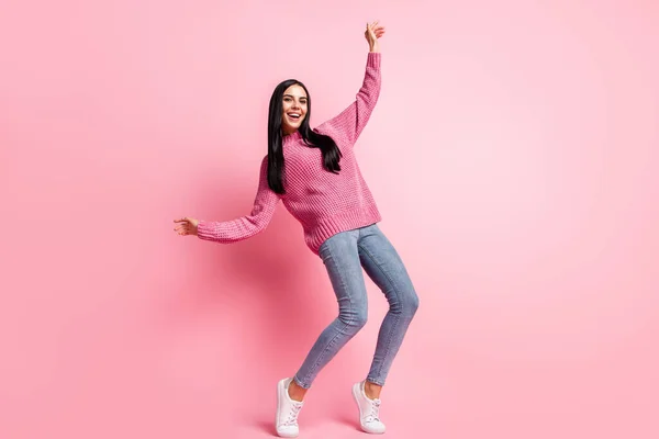 Foto de tamaño completo de alegre chica adorable bailando radiante sonrisa radiante aislado en el fondo de color rosa —  Fotos de Stock