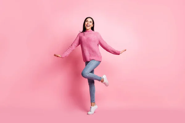 Potret panjang penuh gadis cantik yang bermimpi berdiri di satu kaki terisolasi di latar belakang berwarna merah muda pastel — Stok Foto