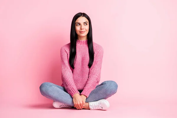 Foto de longitud completa de la encantadora joven sentarse pose de loto mirada espacio vacío pensando aislado en el fondo de color rosa — Foto de Stock