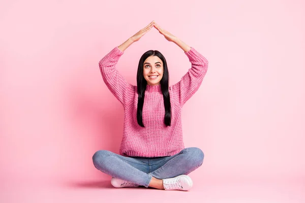 Full body foto di bella persona sguardo braccia rendono figura della casa sopra la testa isolata su sfondo di colore rosa — Foto Stock