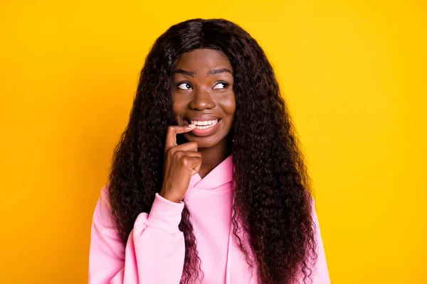 Foto-Porträt der afrikanisch-amerikanischen Frau beißt Fingernagel Denken Blick auf leeren Raum isoliert auf lebendigen gelben Hintergrund — Stockfoto