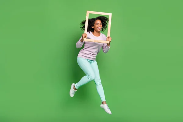 Corpo inteiro foto de fresco millennial morena senhora salto com moldura desgaste pulôver calças sapatos isolados no fundo azul — Fotografia de Stock