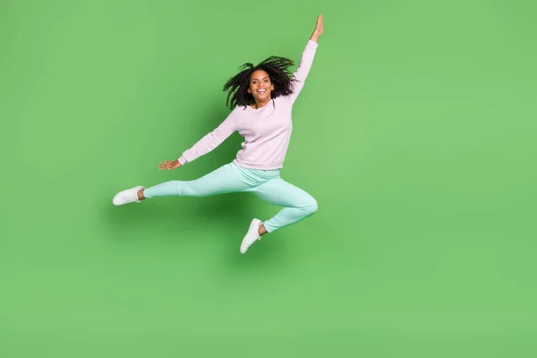 Volledige lichaam foto van funky millennial brunette dame springen slijtage pullover broek schoenen geïsoleerd op blauwe achtergrond — Stockfoto