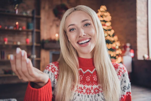 若い陽気な女の子の写真幸せな肯定的な笑顔は、屋内でクリスマスの時間のノエルの雰囲気の装飾を迎える話を話す — ストック写真