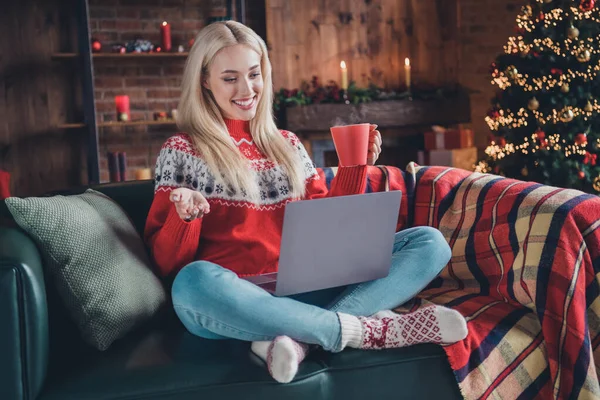 Porträt der schönen fröhlichen Mädchen sitzt auf dem Sofa mit Laptop rufen Freund zu Hause modernen Loft industriellen Innenraum — Stockfoto