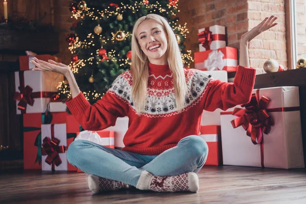 Plná délka fotografie mladé dívky šťastný pozitivní úsměv posezení na podlaze oslavit nový rok přítomný duch tradice zima uvnitř — Stock fotografie