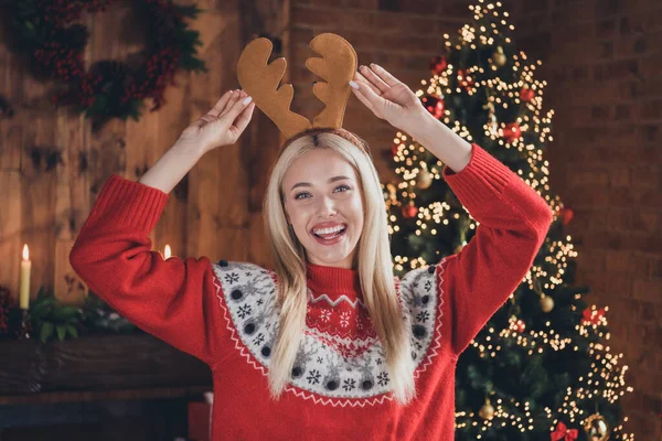 Foto de menina alegre feliz sorriso positivo mãos tocar chifres rena cristmas atmosfera decoração luzes dentro de casa — Fotografia de Stock