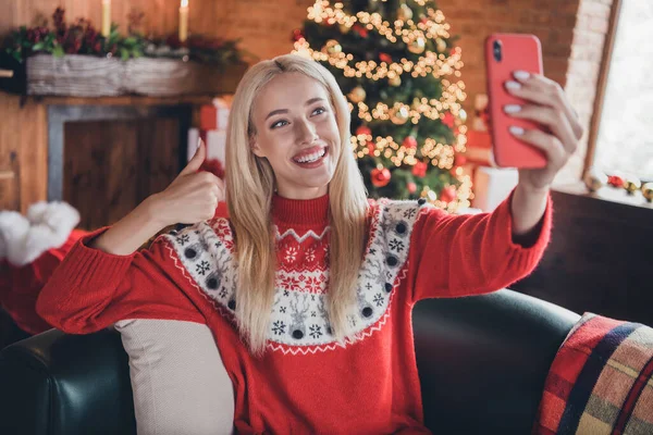 Porträtt av attraktiv glad flicka tar gör selfie visar tummen festliga grattis på moderna loft industriell stil inomhus — Stockfoto