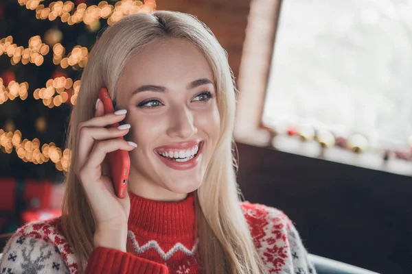 Фото молодой веселой девушки счастливой позитивной улыбкой говорить говорить говорить смартфон приветствие новогоднего праздника в помещении — стоковое фото