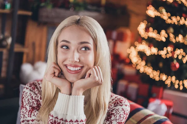 Φωτογραφία του νεαρού ελκυστική κοπέλα ευτυχής θετικά χέρια χαμόγελο αγγίξει μάγουλα όνειρο Χριστούγεννα φώτα σε εσωτερικούς χώρους — Φωτογραφία Αρχείου