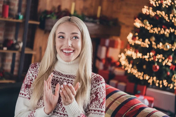 Retrato de menina alegre atraente aplaudindo saudações dezembro inverno no moderno loft estilo industrial dentro de casa — Fotografia de Stock