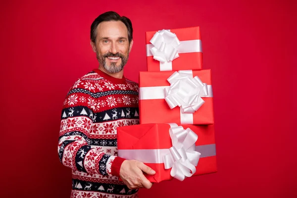 Foto retrato abuelo mantenimiento actual cajas pila en año nuevo aislado de color rojo brillante fondo —  Fotos de Stock