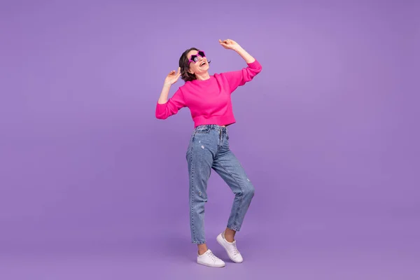 Full size profile side photo of senior woman happy positive smile wear sunglass hipster isolated over purple color background — Stock Photo, Image