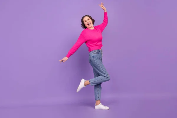 Longitud completa tamaño del cuerpo vista de atractiva alegre mujer madura bailando divertirse aislado sobre violeta color púrpura fondo — Foto de Stock