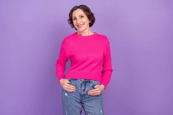 Foto de atractiva mujer mayor feliz sonrisa positiva confianza desgaste traje casual aislado sobre fondo de color púrpura —  Fotos de Stock