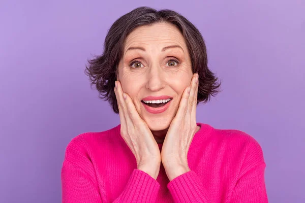 Retrato de atraente alegre mulher madura surpreso boa notícia reação isolada sobre violeta cor roxa fundo — Fotografia de Stock