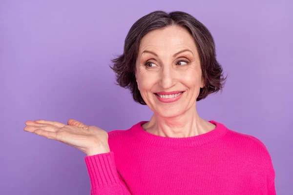 Foto von älteren Frau glücklich lächeln halten Hand Produkt promo Angebot Anzeigenberatung empfehlen isoliert über violette Farbe Hintergrund — Stockfoto