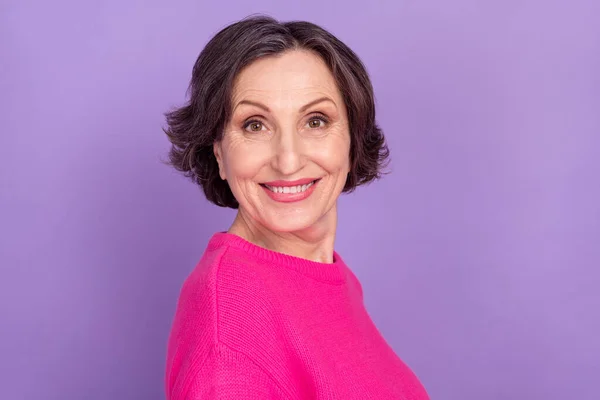 年齢魅力的な女性のプロフィール側の写真幸せな正の笑顔は、紫色の背景に隔離されたカジュアルな服装を身に着けている — ストック写真