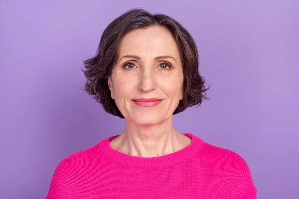 Foto de mujer anciana feliz sonrisa positiva confiado desgaste jersey casual aislado sobre fondo de color violeta — Foto de Stock