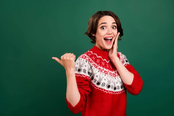 Portrait of attractive trendy cheerful amazed girl demonstrating copy empty space sale discount isolated over green color background — Stock Photo, Image