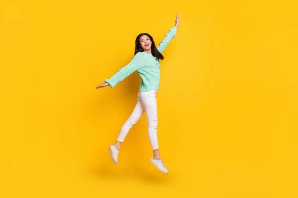 Повна довжина фото веселих молодих позитивних молодих жінок, які стрибають вгору активною леді ізольовані на жовтому кольорі — стокове фото