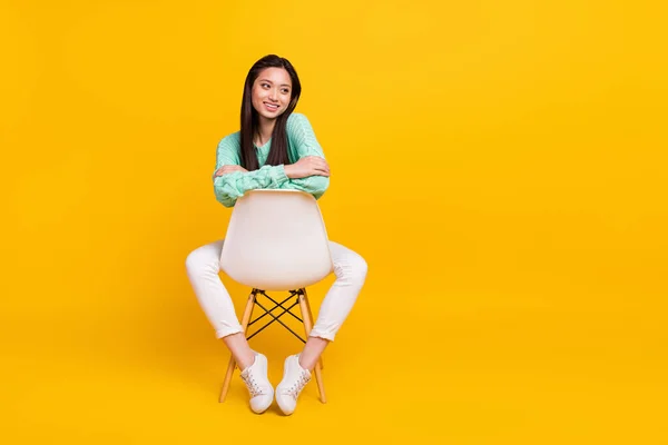 Plná délka fotografie zasněný šťastný hezká žena vypadat prázdný prostor sot židle izolované na žluté barvy pozadí — Stock fotografie