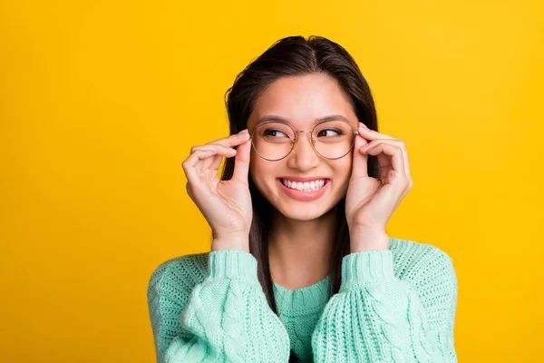 Foto de mulher feliz alegre positiva olhar espaço vazio sorrir óculos isolados no fundo de cor amarela — Fotografia de Stock