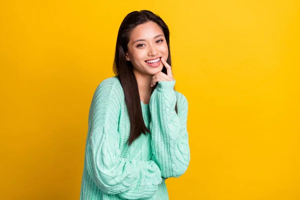Fotografie de complicat amuzant tânără doamnă purta pulover turcoaz gura deget zâmbind izolat galben culoare fundal — Fotografie, imagine de stoc