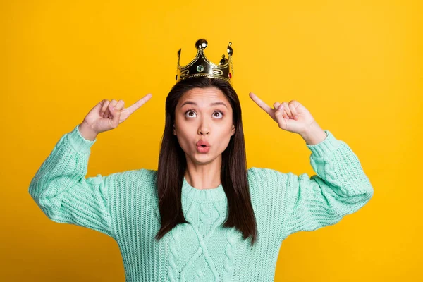 Foto de chocado funky jovem senhora desgaste turquesa suéter apontando dedos diadema olhos grandes isolado cor amarela fundo — Fotografia de Stock