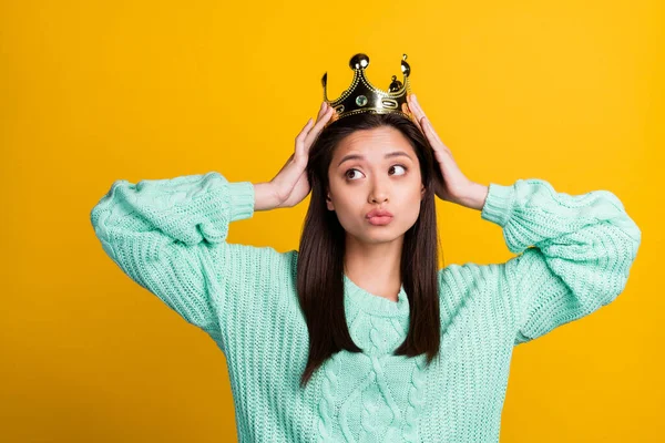 Foto de la joven soñadora brillante vestida verde azulado pulóver corona brazos cabeza buscando espacio vacío aislado color amarillo fondo —  Fotos de Stock