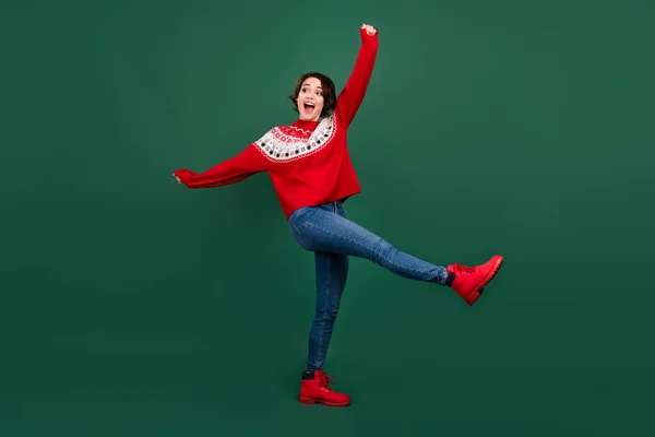 Comprimento total tamanho do corpo vista de menina extática alegre atraente dançando enganando isolado sobre fundo de cor verde — Fotografia de Stock