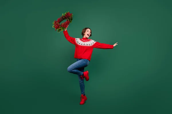 Comprimento total tamanho do corpo vista de menina alegre atraente segurando grinalda festal dança resto isolado sobre fundo de cor verde — Fotografia de Stock