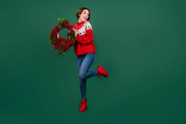 Longitud completa vista del tamaño del cuerpo de la atractiva chica alegre sorprendida sosteniendo corona que se divierte aislado sobre fondo de color verde — Foto de Stock