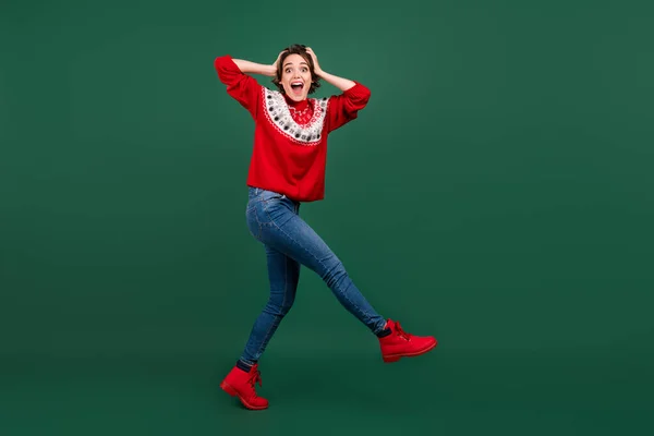 Ganzkörpergröße Ansicht der attraktiven erstaunt fröhliche Mädchen zu Fuß Spaß haben isoliert über grüne Farbe Hintergrund — Stockfoto