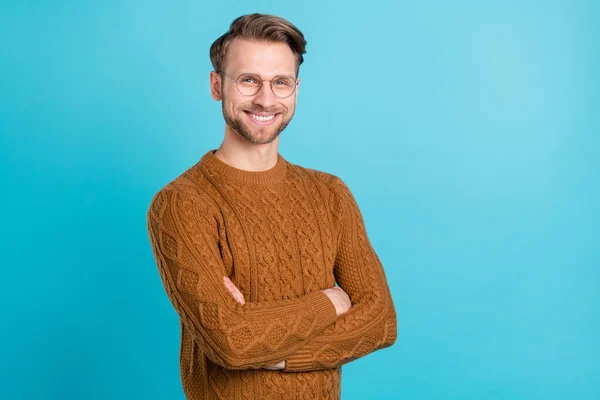 Photo d'attrayant charmant jeune homme d'affaires confiant porter des lunettes isolées sur fond de couleur bleue — Photo