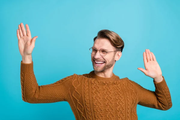 Foto von attraktiven verträumten jungen Mann aussehen leeren Raum tragen Gläser isoliert auf pastellblauem Hintergrund — Stockfoto