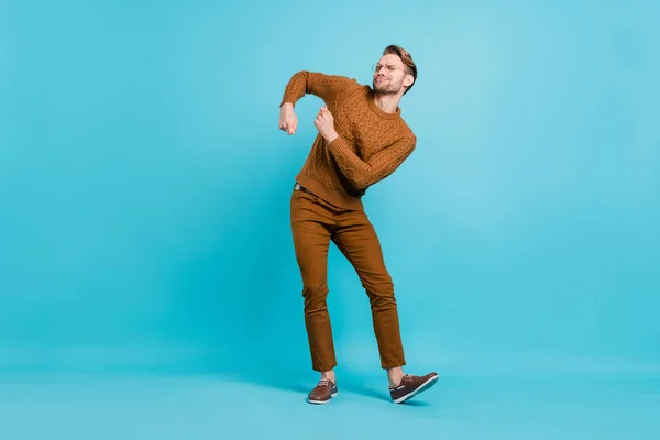 Pełna długość zdjęcie wesoły funky młody człowiek dobry nastrój taniec nosić casual strój odizolowany na niebieskim tle kolor — Zdjęcie stockowe