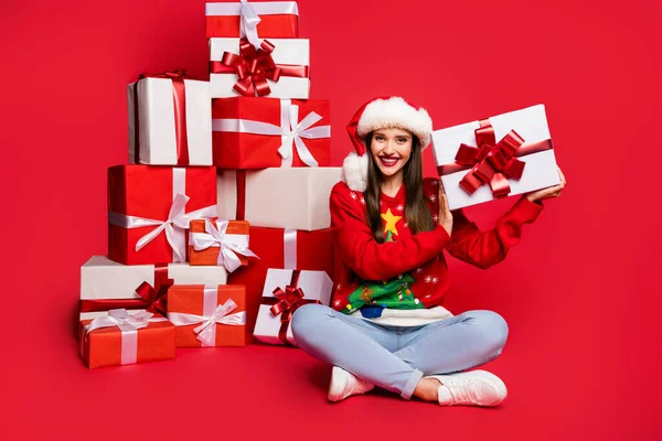 Foto di affascinante dolce giovane donna vestita brutta guancia del braccio pullover ottenere molti regali isolato colore rosso sfondo — Foto Stock