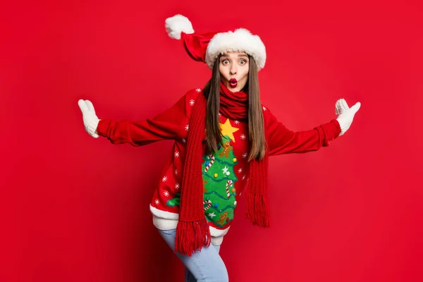 Фото чарівної враженої молодої жінки, одягненої потворним пуловерним шарфом великі очі ізольовані червоний колір фону — стокове фото