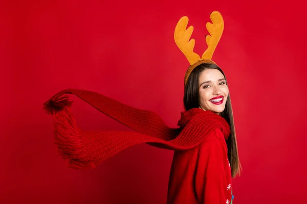 Foto di bella affascinante giovane donna vestita brutta sciarpa pullover sorridente isolato colore rosso sfondo — Foto Stock