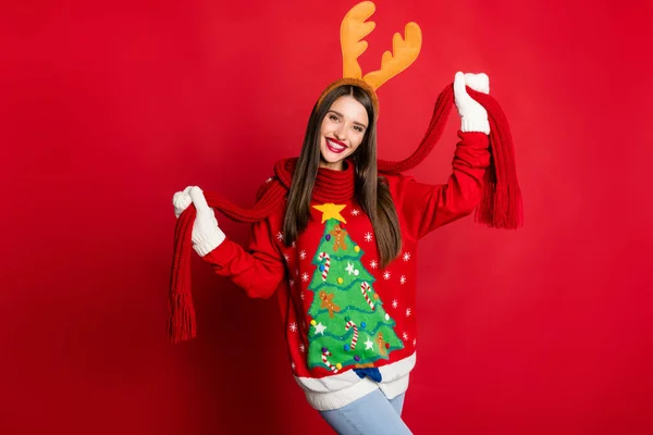 Fénykép funky csinos fiatal nő öltözött csúnya pulóver karok sál mosolygós elszigetelt piros szín háttér — Stock Fotó