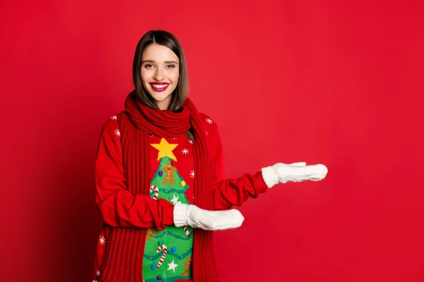 Foto di affascinante dolce giovane signora indossare maglione ornamento sorridente in possesso di braccia spazio vuoto isolato colore rosso sfondo — Foto Stock