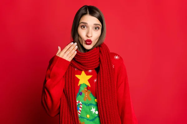 Foto di eccitato funky giovane donna vestita brutto pullover braccio guancia labbra pouted paffuto isolato colore rosso sfondo — Foto Stock