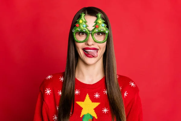 Fotografie atraktivní mladé pozitivní žena vyčnívat jazyk dobrá nálada nosit brýle izolované na červeném pozadí — Stock fotografie