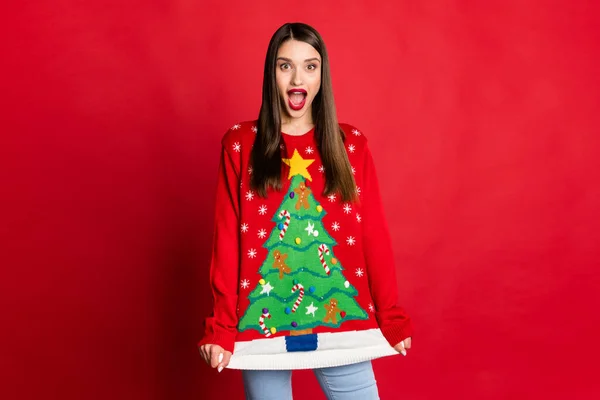 Retrato de atraente alegre engraçado menina de cabelos castanhos usando pulôver se divertindo isolado sobre fundo de cor vermelha brilhante — Fotografia de Stock