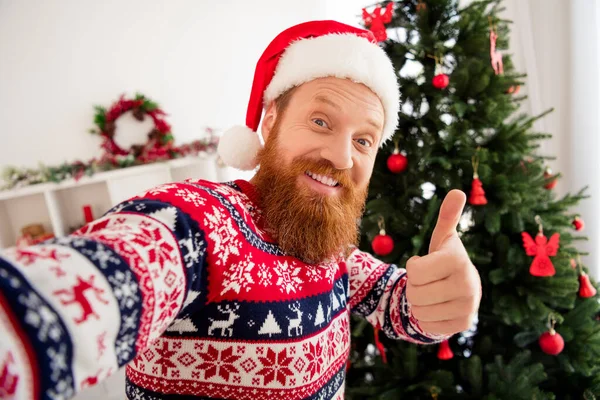 Foto av ung man glad positiv leende gör selfie show tummen upp som cool fin annons inredning noel eve tid inomhus — Stockfoto