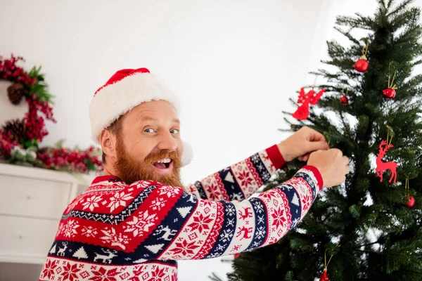 Foto av glada leende man i Santa hår dekorera nyår gran fira glad jul avkopplande hemma hus — Stockfoto