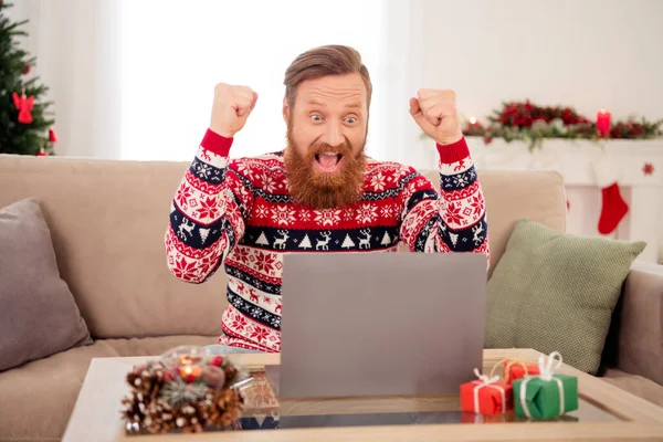 Foto av ung upphetsad man glad positiv leende glädja seger fira framgång look laptop jul anda inomhus — Stockfoto