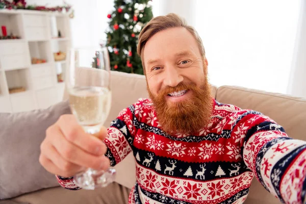 Porträtt av ung stilig glad kille ta selfie håll champagne dricka alkohol skål fira nyår hemma — Stockfoto